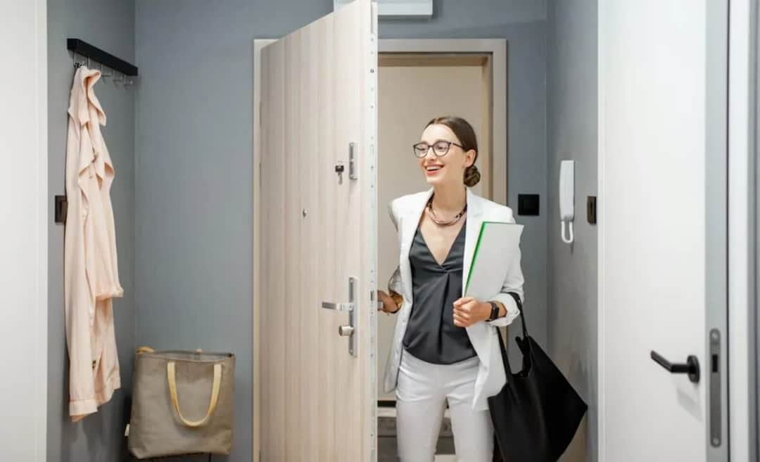 Czy właściciel mieszkania może zakazać przyjmowania gości? Sprawdź prawa najemcy