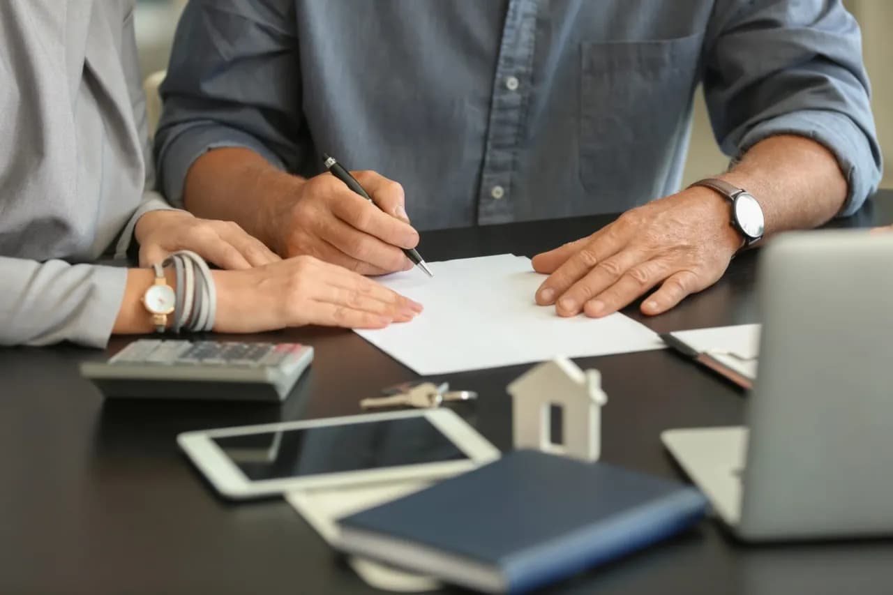 Ile bierze biuro nieruchomości? Odkryj ukryte koszty transakcji